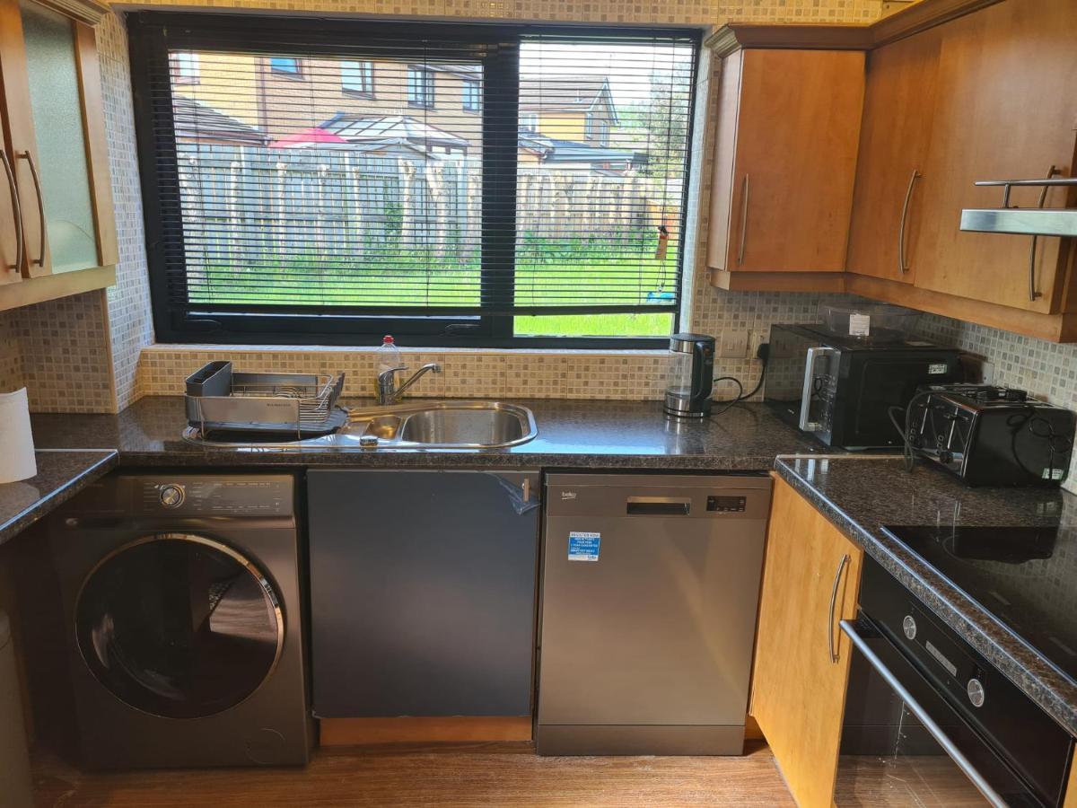 Travel Host 3 Bedroom House With Free Parking Glasgow