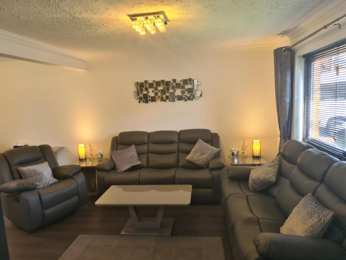 Travel Host 3 Bedroom House With Free Parking *