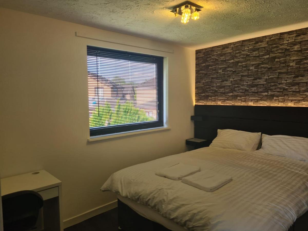 Villa Travel Host 3 Bedroom House With Free Parking Glasgow