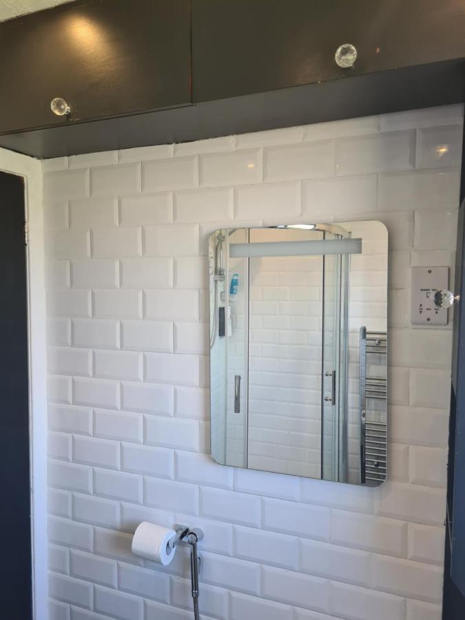 Villa Travel Host 3 Bedroom House With Free Parking