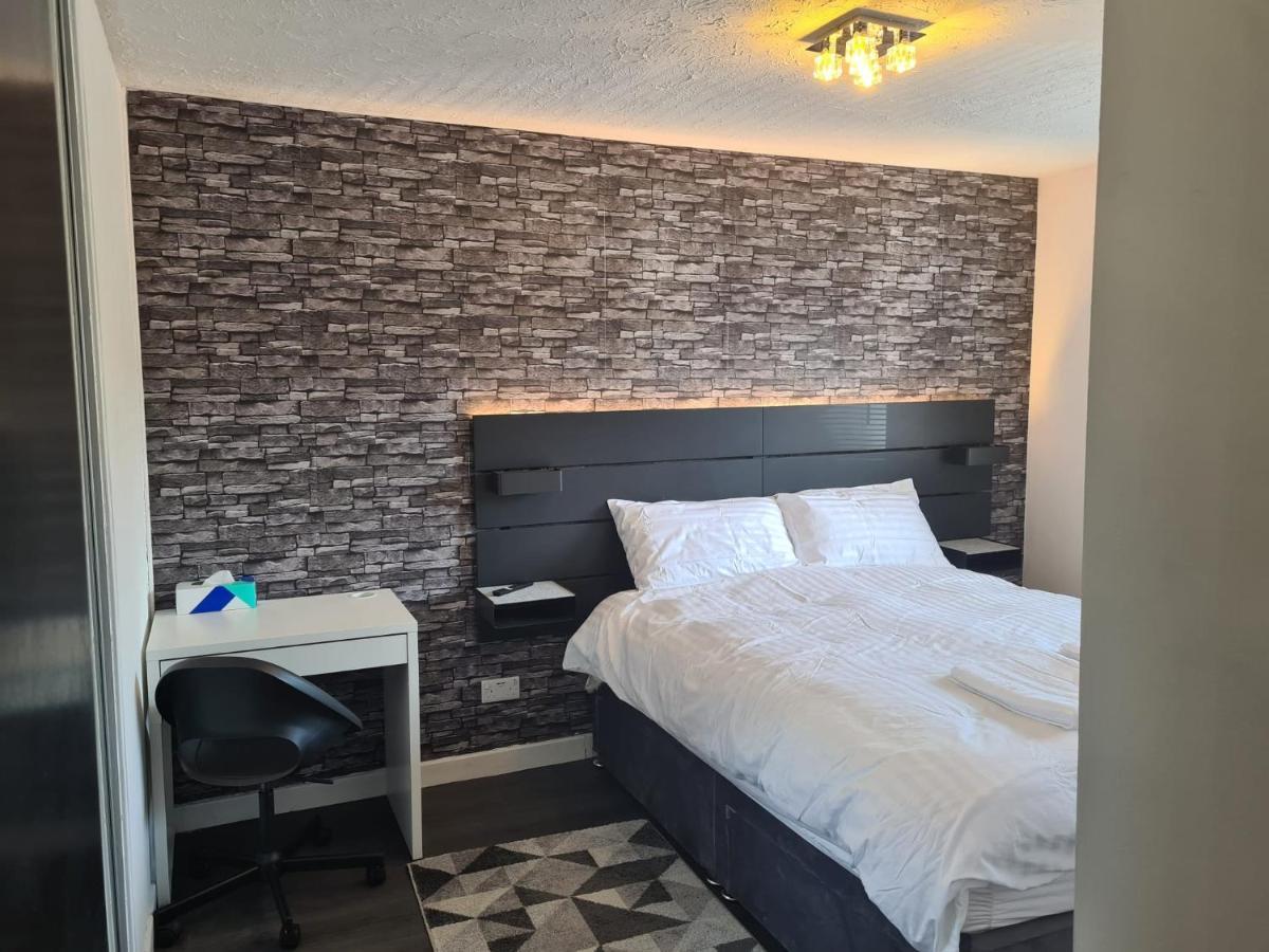 Travel Host 3 Bedroom House With Free Parking *