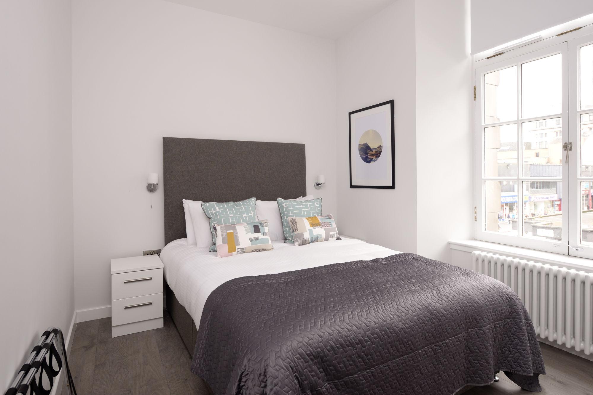 Glassford Apartment *