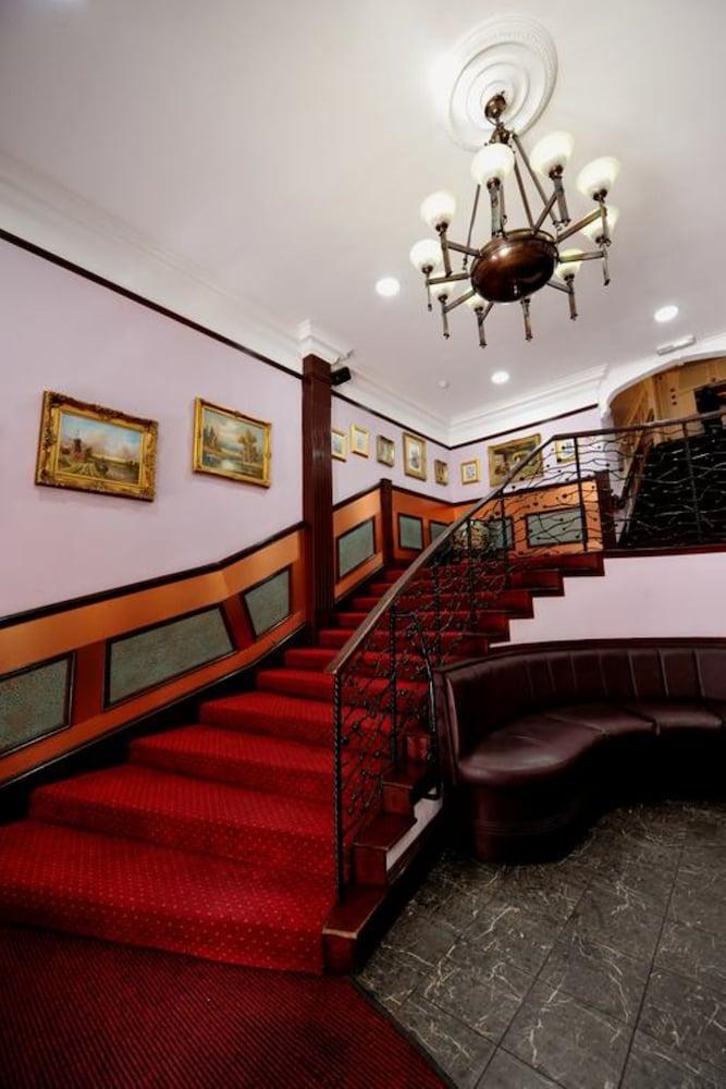 Hotel Alexander Thomson 3*