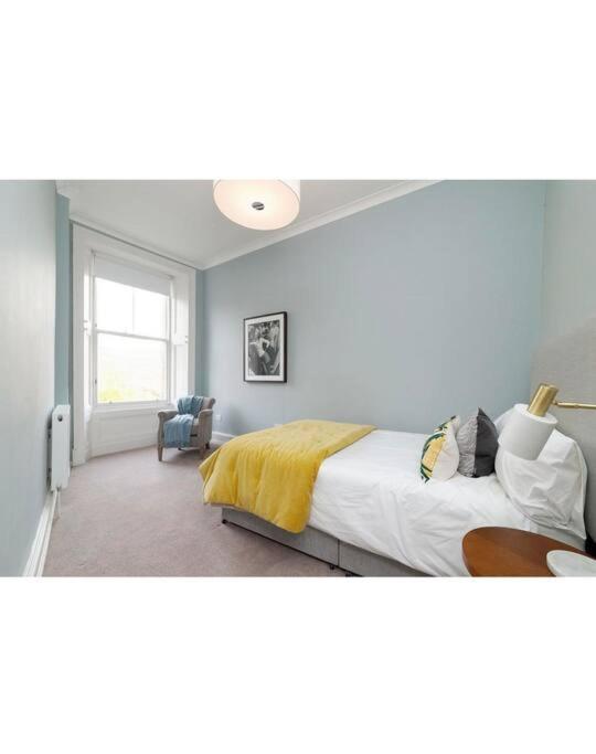 Flat Overlooking Botanic Gardens *