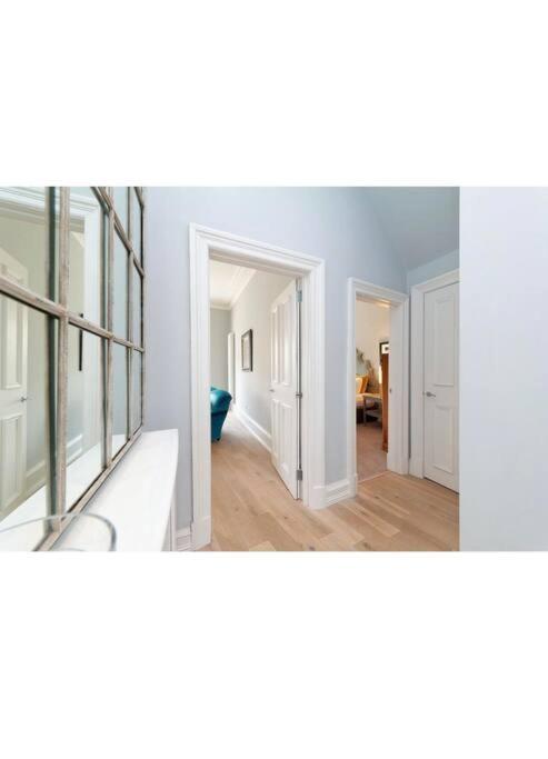 Flat Overlooking Botanic Gardens *