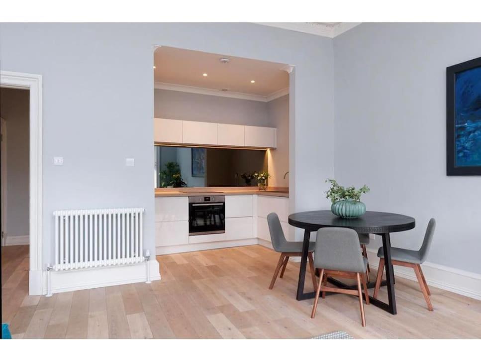 Flat Overlooking Botanic Gardens
