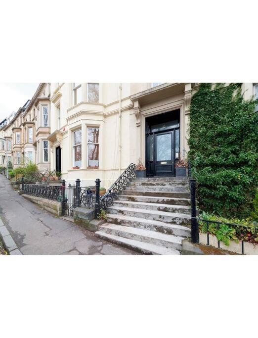 Flat Overlooking Botanic Gardens *