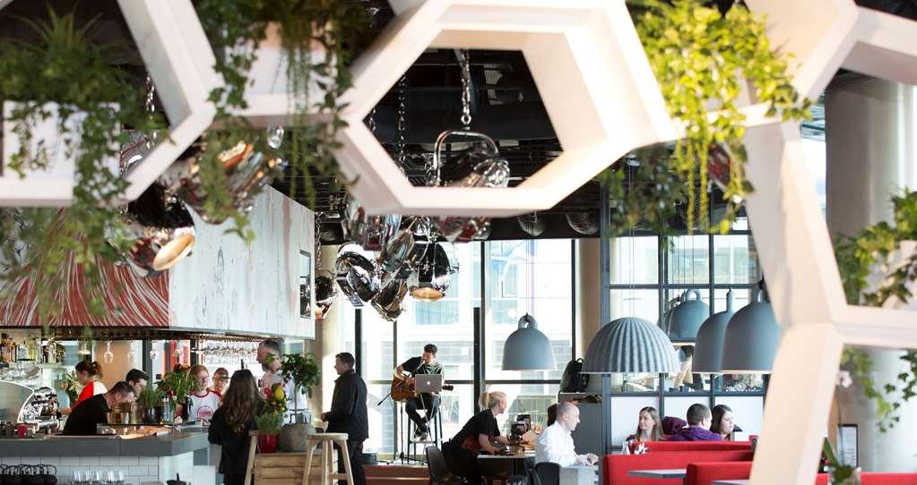 Radisson Red Hotel, Hotel