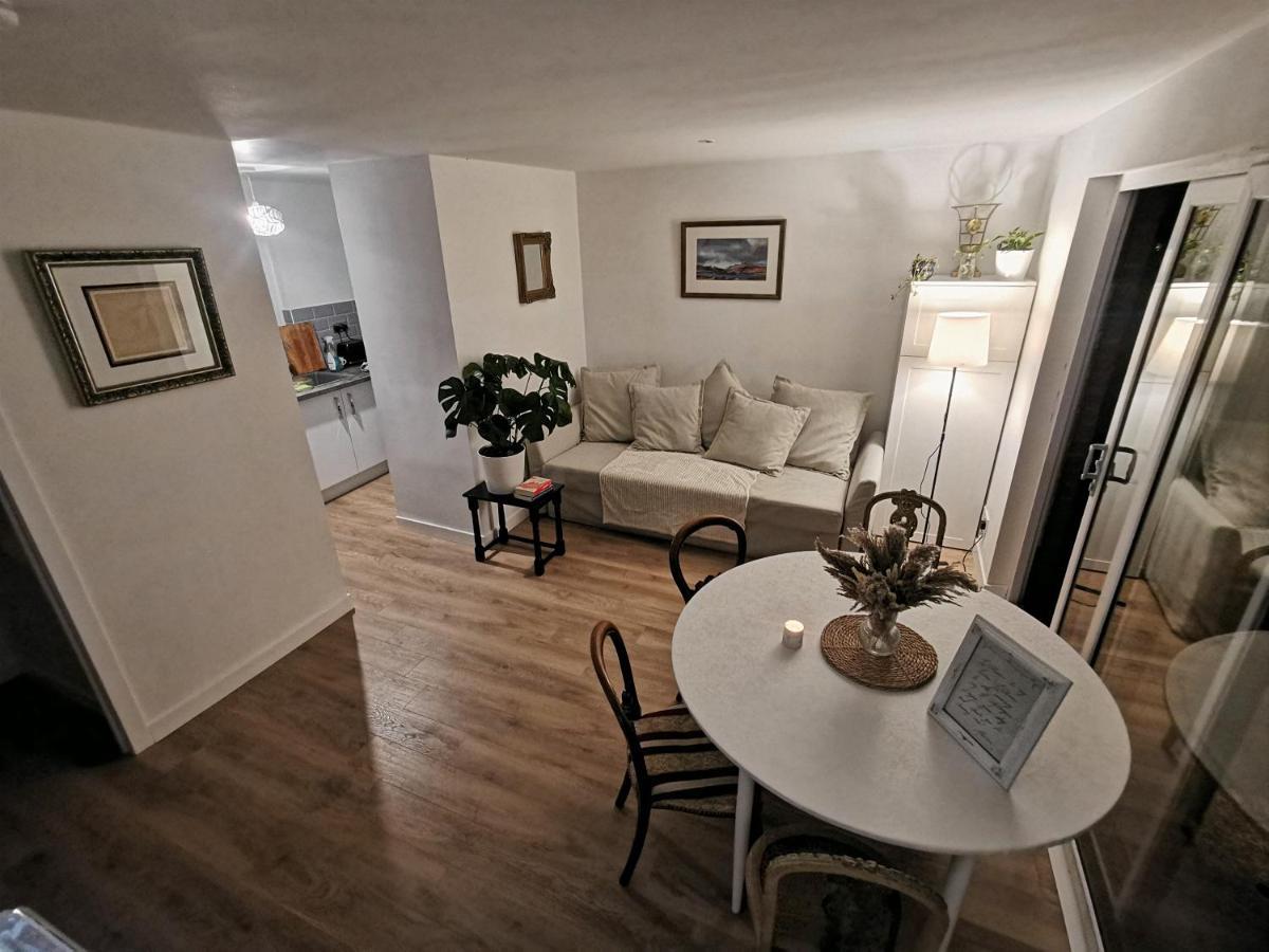 Apartment Peaceful House: Location With Free Parking