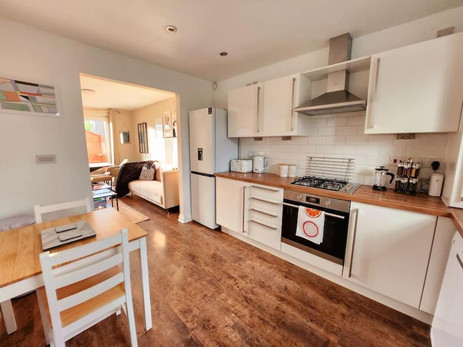 Modern 5 Bedroom Townhouse With Free Parking * Glasgow