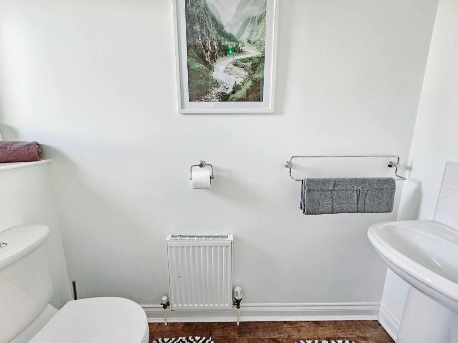 Modern 5 Bedroom Townhouse With Free Parking Holiday home Glasgow