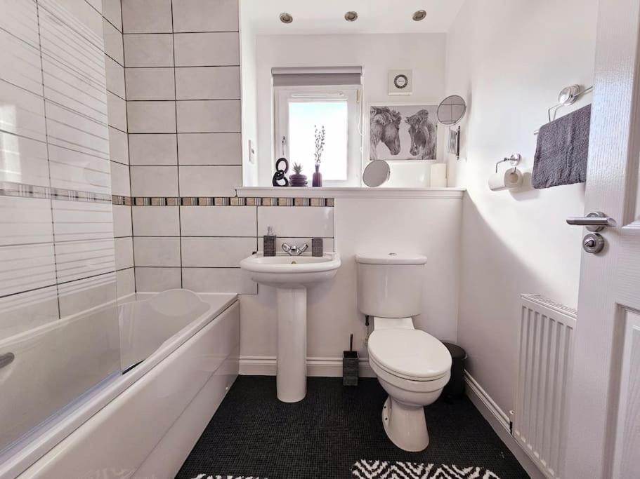 Modern 5 Bedroom Townhouse With Free Parking Glasgow