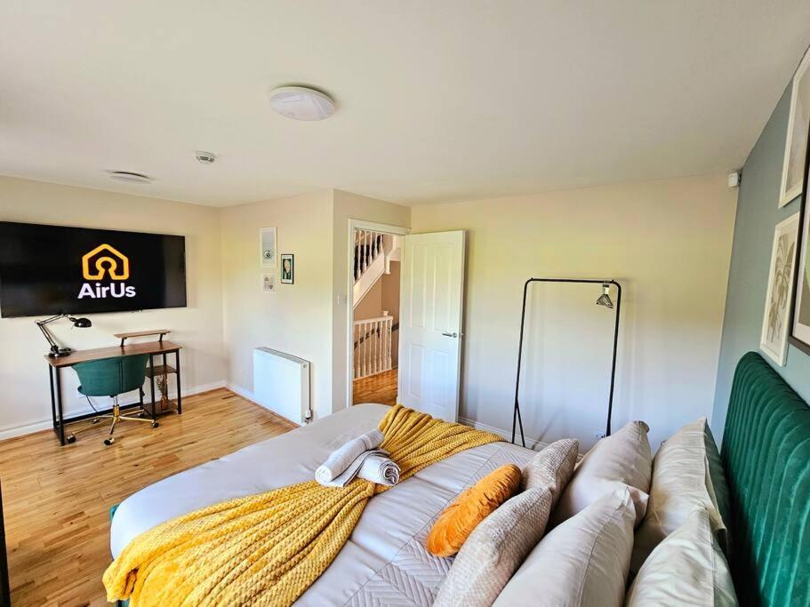 Modern 5 Bedroom Townhouse With Free Parking Holiday home