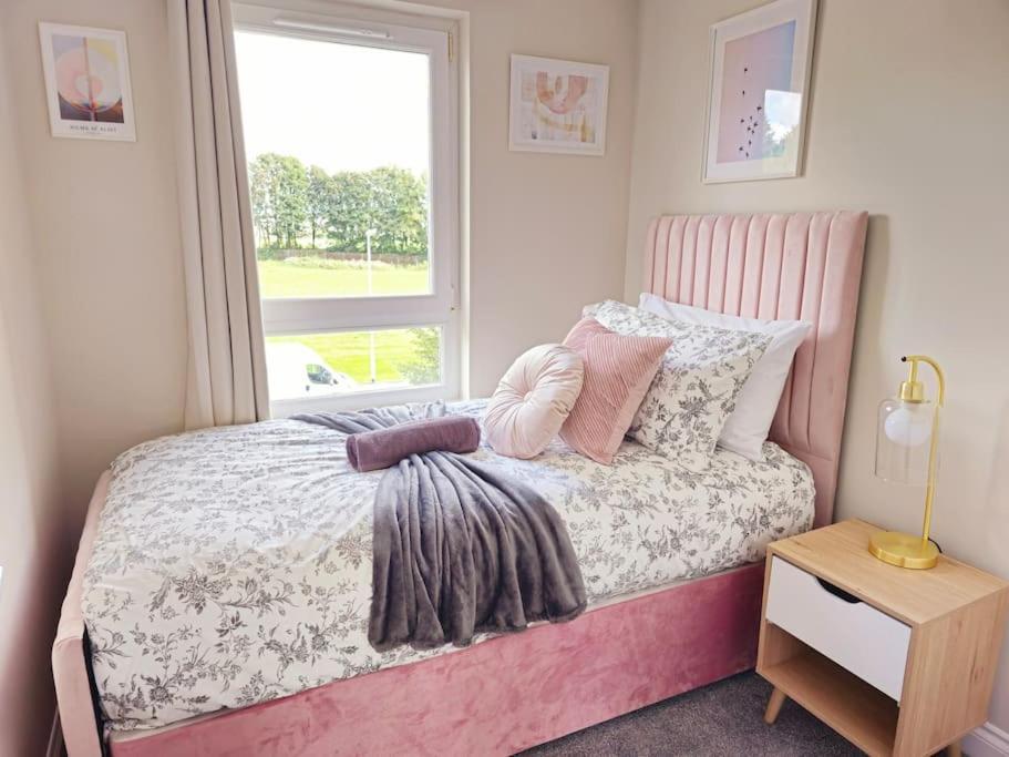 Modern 5 Bedroom Townhouse With Free Parking Holiday home Glasgow