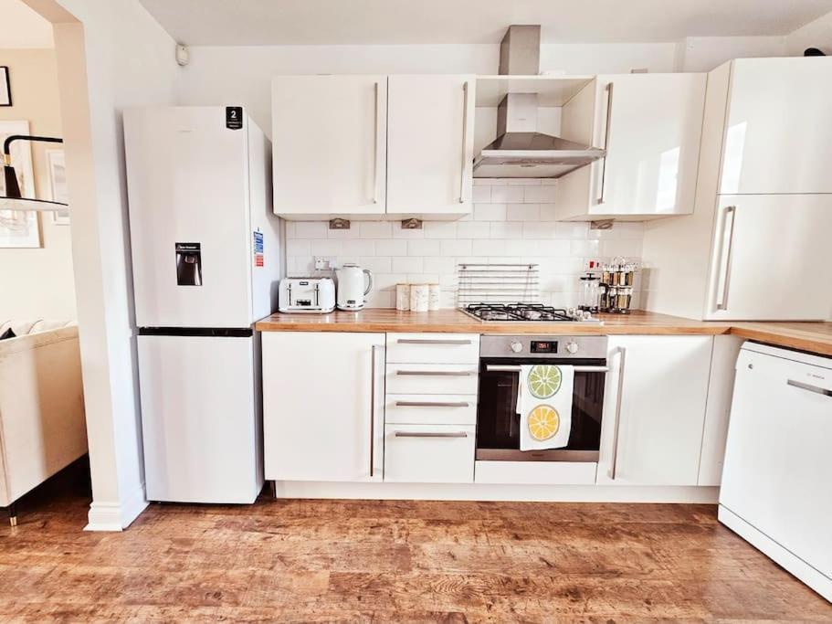 Holiday home Modern 5 Bedroom Townhouse With Free Parking *