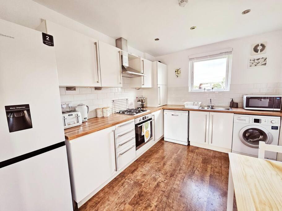 Holiday home Modern 5 Bedroom Townhouse With Free Parking