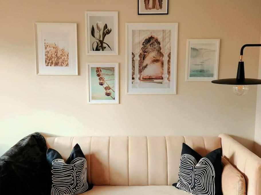 Holiday home Modern 5 Bedroom Townhouse With Free Parking *