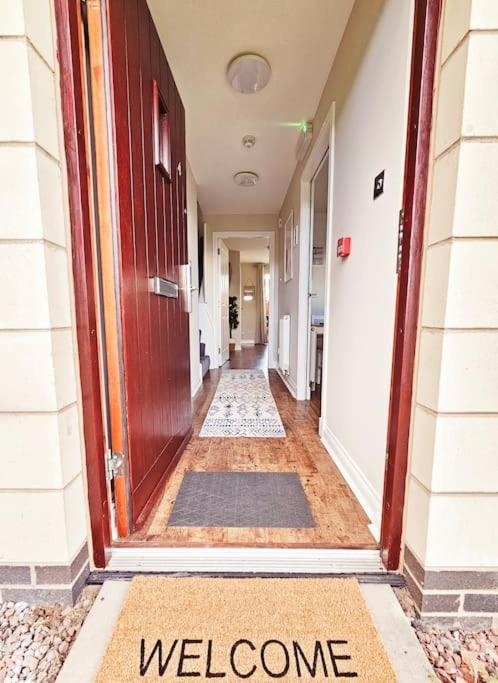 Modern 5 Bedroom Townhouse With Free Parking
