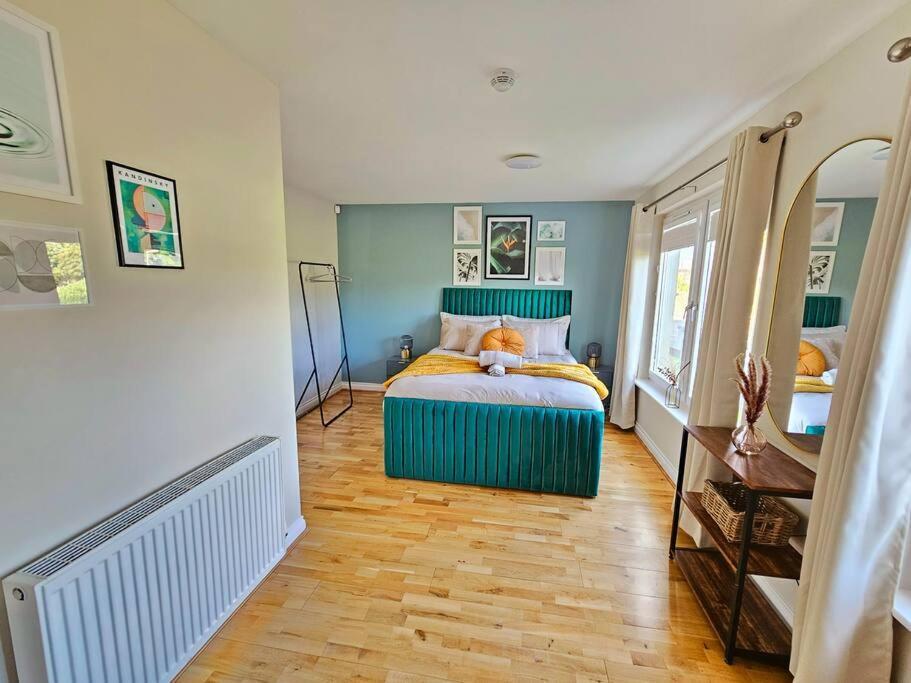 Modern 5 Bedroom Townhouse With Free Parking *