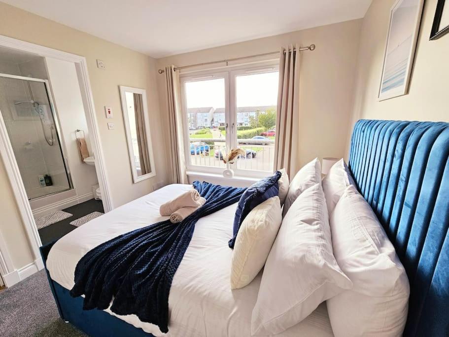 Modern 5 Bedroom Townhouse With Free Parking