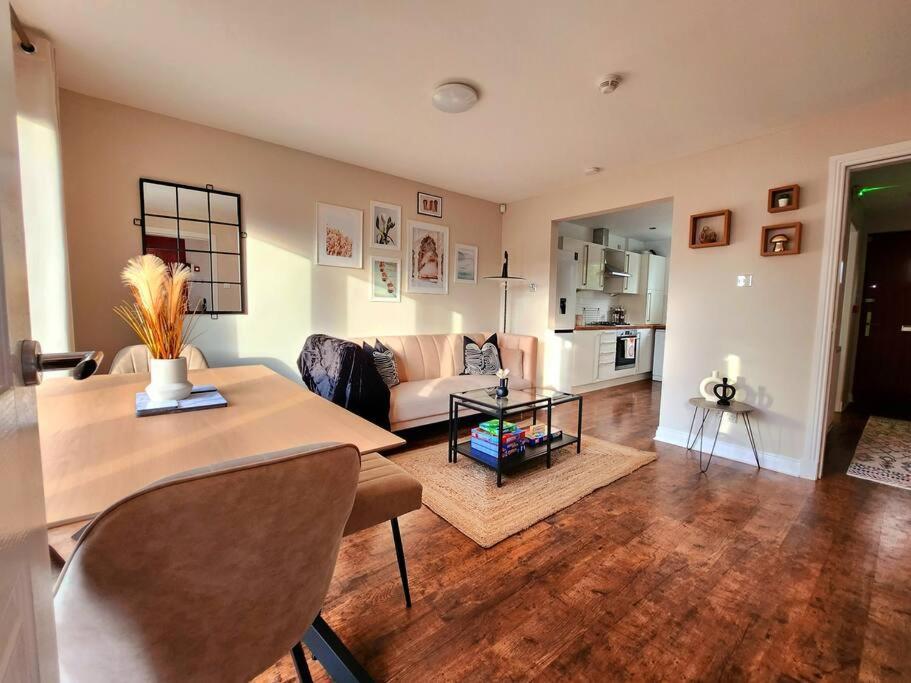 Holiday home Modern 5 Bedroom Townhouse With Free Parking Glasgow