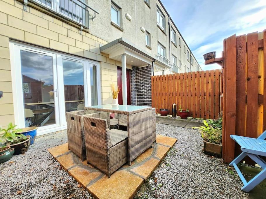 Modern 5 Bedroom Townhouse With Free Parking Holiday home