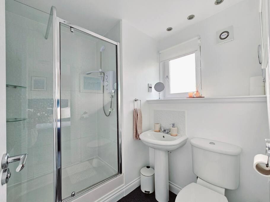 Modern 5 Bedroom Townhouse With Free Parking Holiday home Glasgow