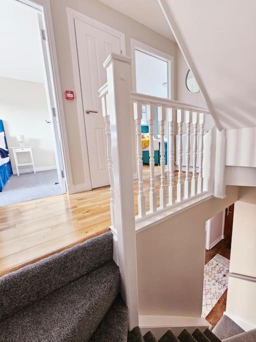 Holiday home Modern 5 Bedroom Townhouse With Free Parking *