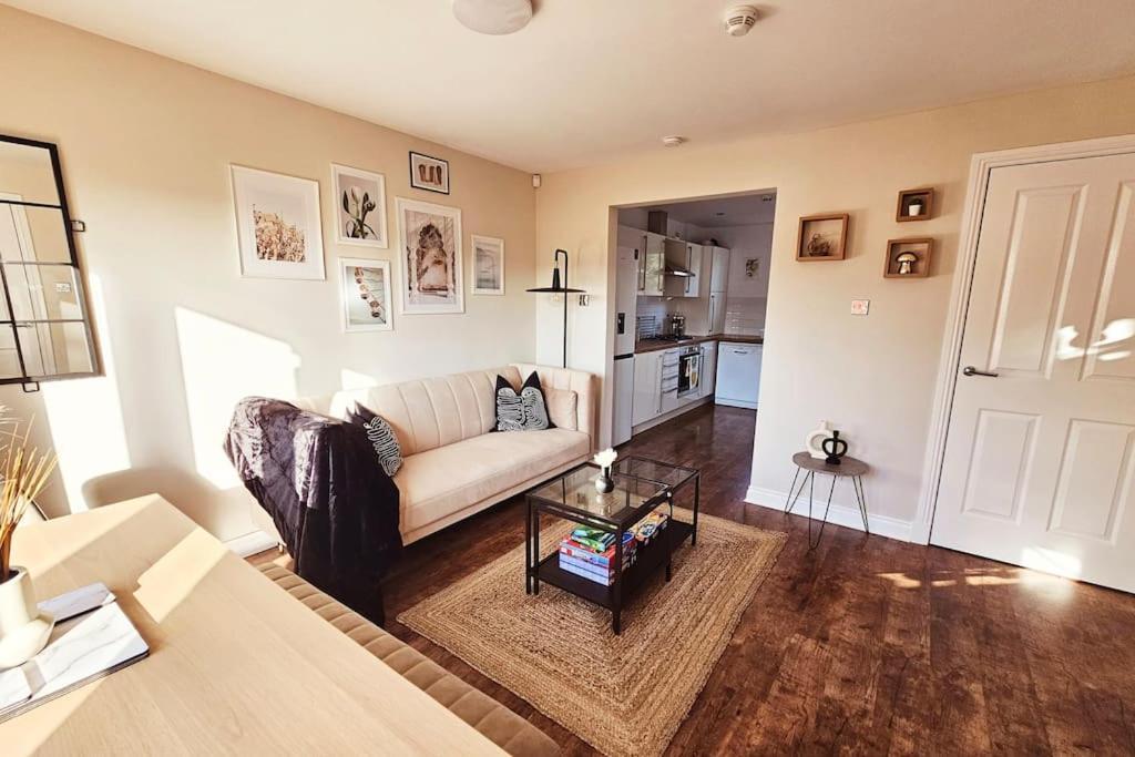 Holiday home Modern 5 Bedroom Townhouse With Free Parking *