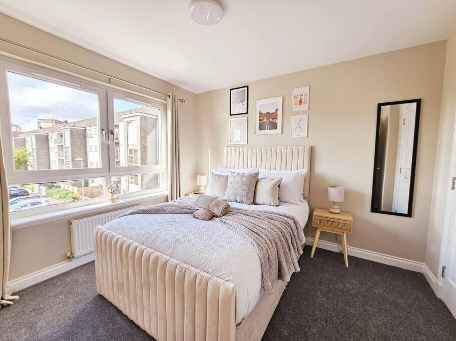 Modern 5 Bedroom Townhouse With Free Parking Holiday home