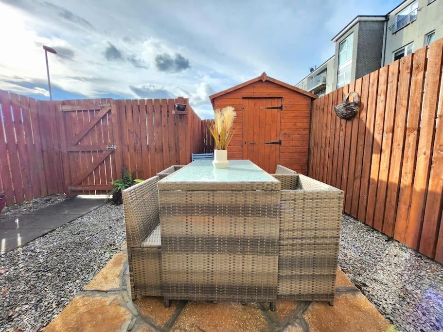 Modern 5 Bedroom Townhouse With Free Parking *