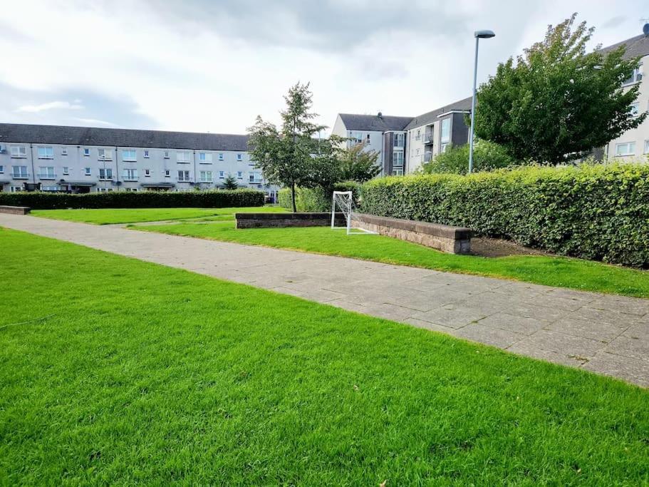 Modern 5 Bedroom Townhouse With Free Parking Holiday home *
