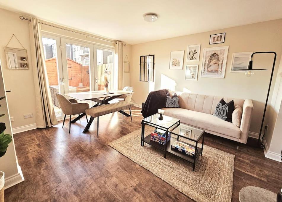 Modern 5 Bedroom Townhouse With Free Parking Holiday home