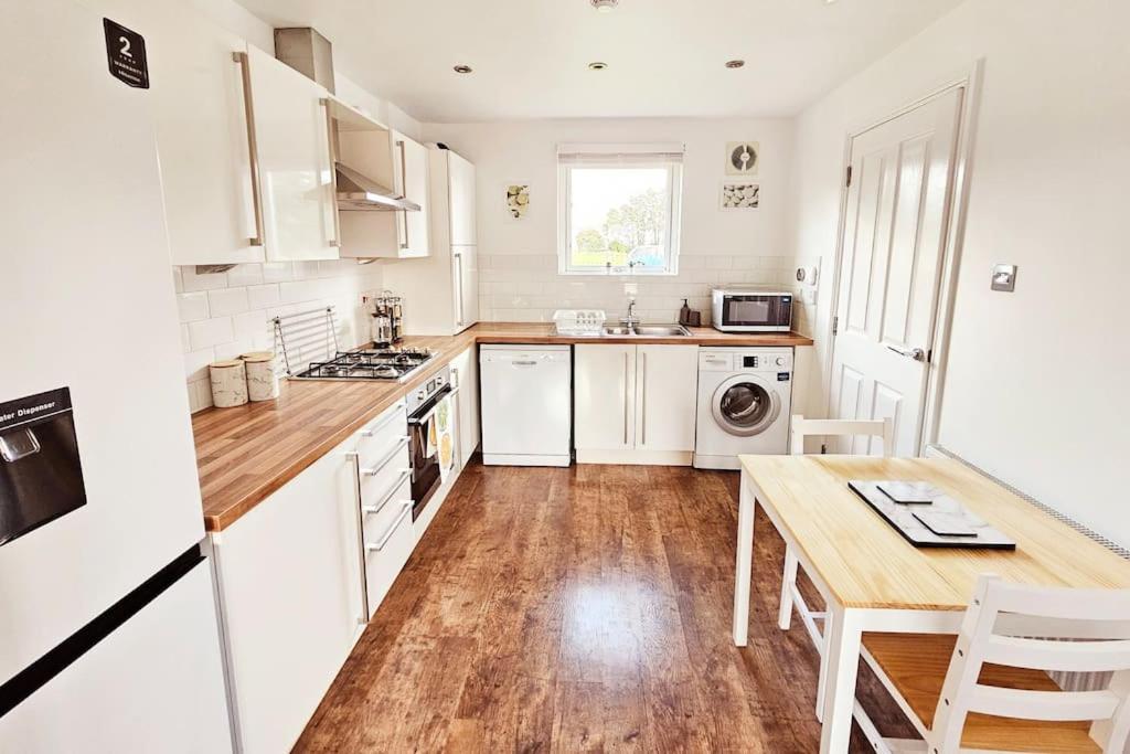 Modern 5 Bedroom Townhouse With Free Parking Holiday home *
