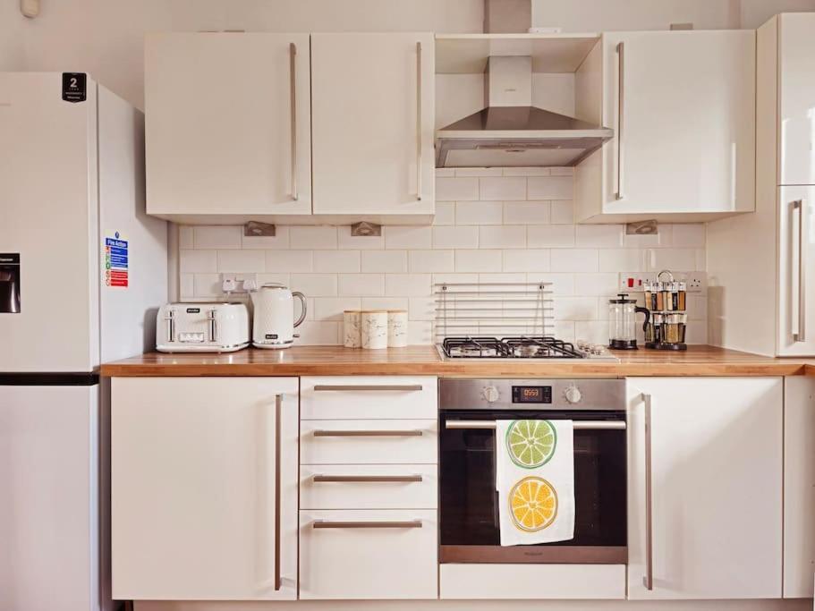 Modern 5 Bedroom Townhouse With Free Parking * Glasgow