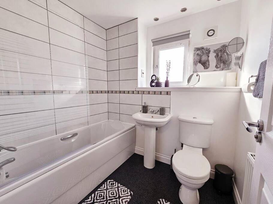 Modern 5 Bedroom Townhouse With Free Parking Holiday home Glasgow