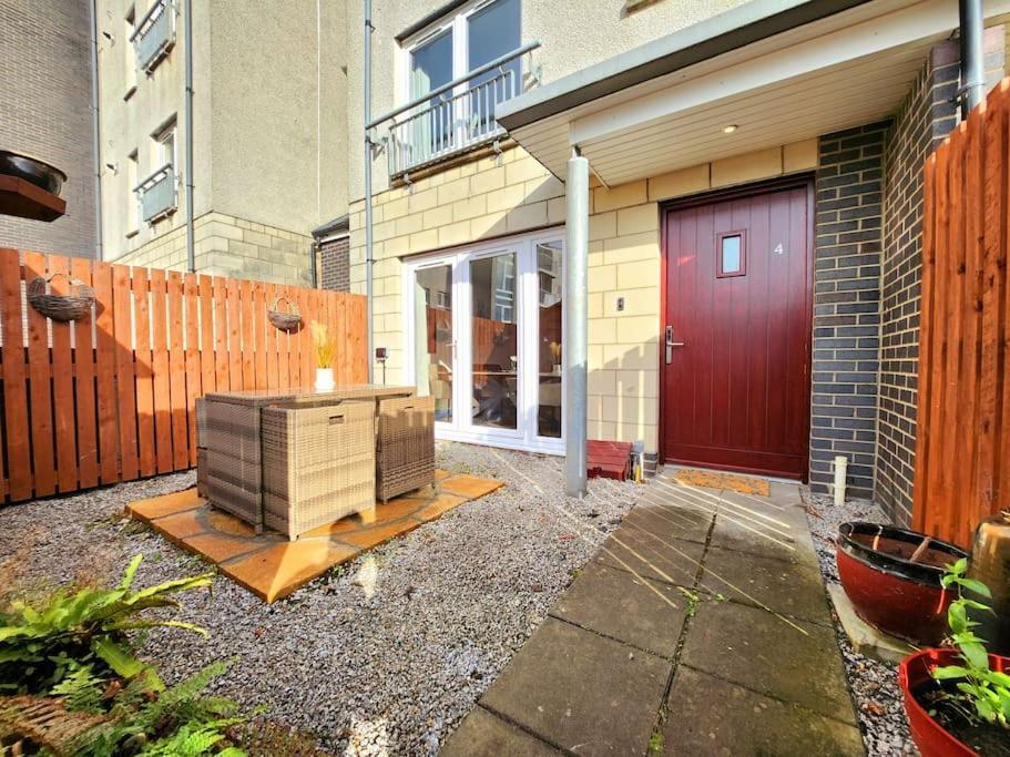 Modern 5 Bedroom Townhouse With Free Parking *