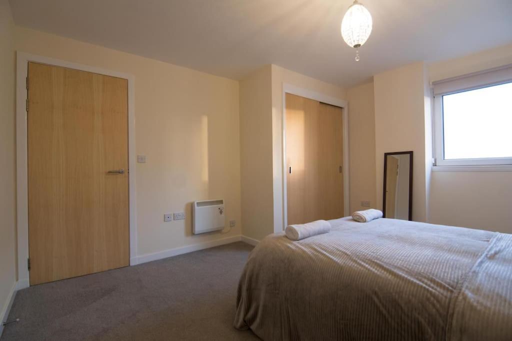 Executive 2 Bed 2 Bath - Free Parking Apartment *