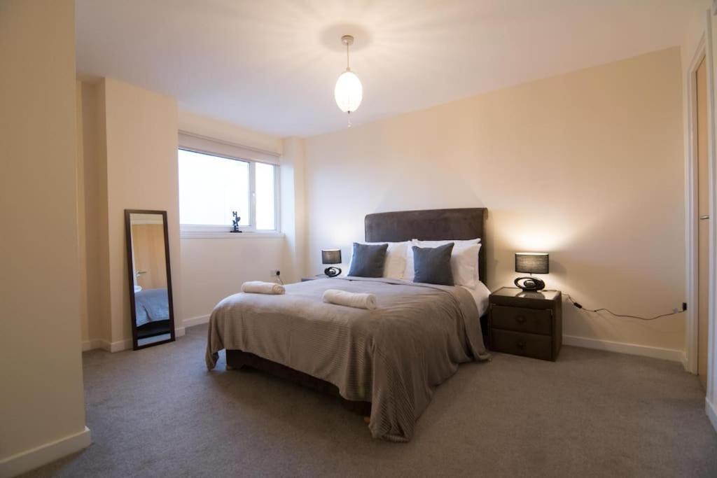 Executive 2 Bed 2 Bath - Free Parking Apartment Glasgow