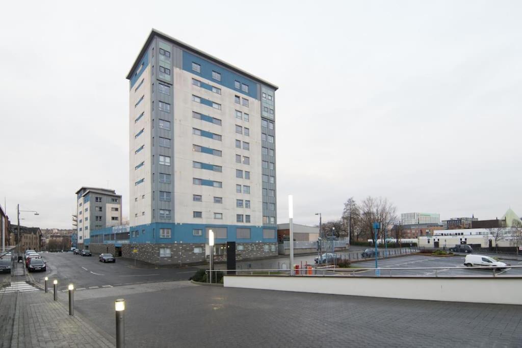 Executive 2 Bed 2 Bath - Free Parking Apartment Glasgow