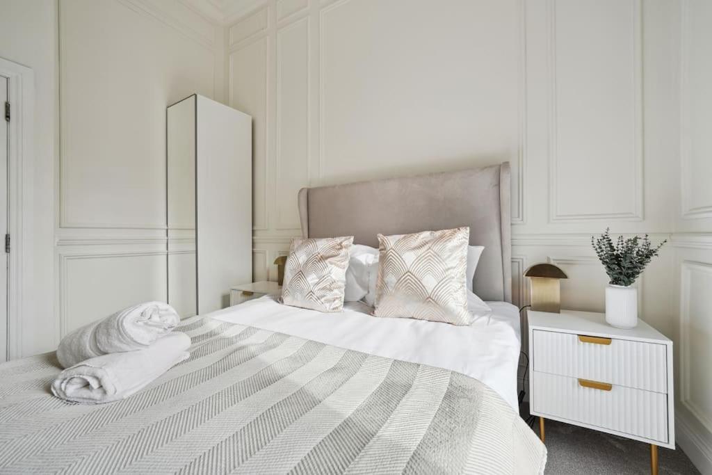 Grand 2 Bed Blythswood Apartment *