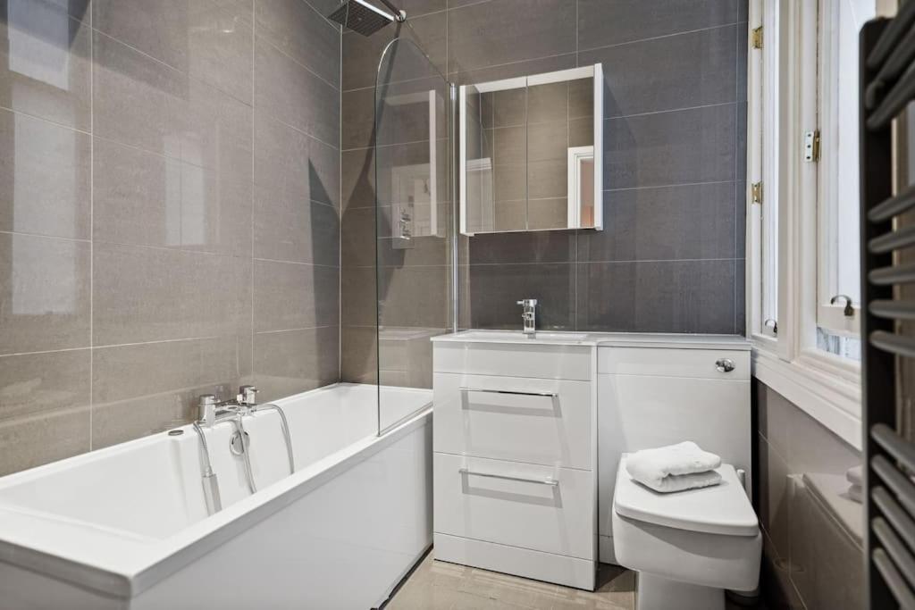 Grand 1 Bed Blythswood Apartment *