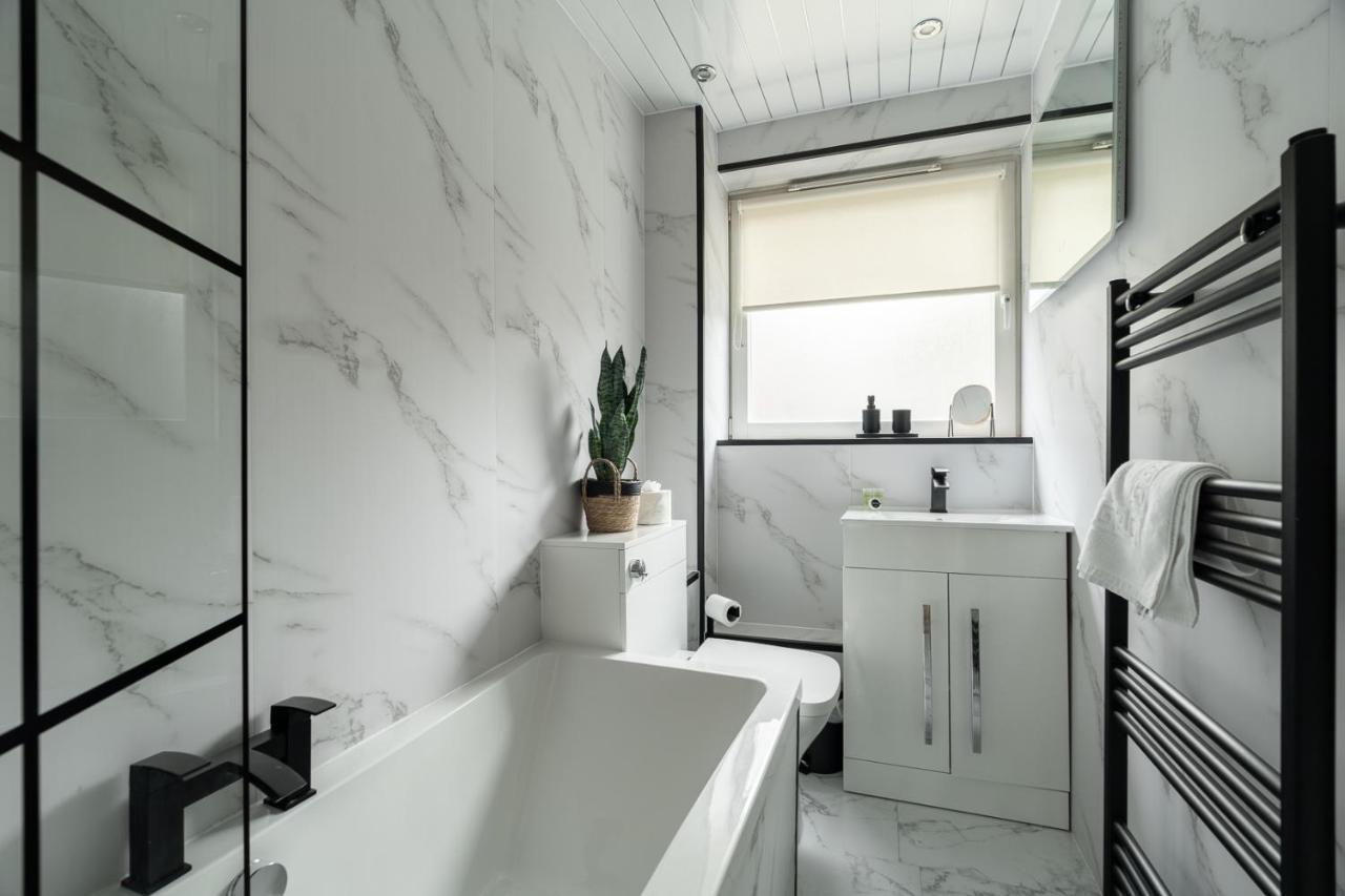 Shaw Apartment *