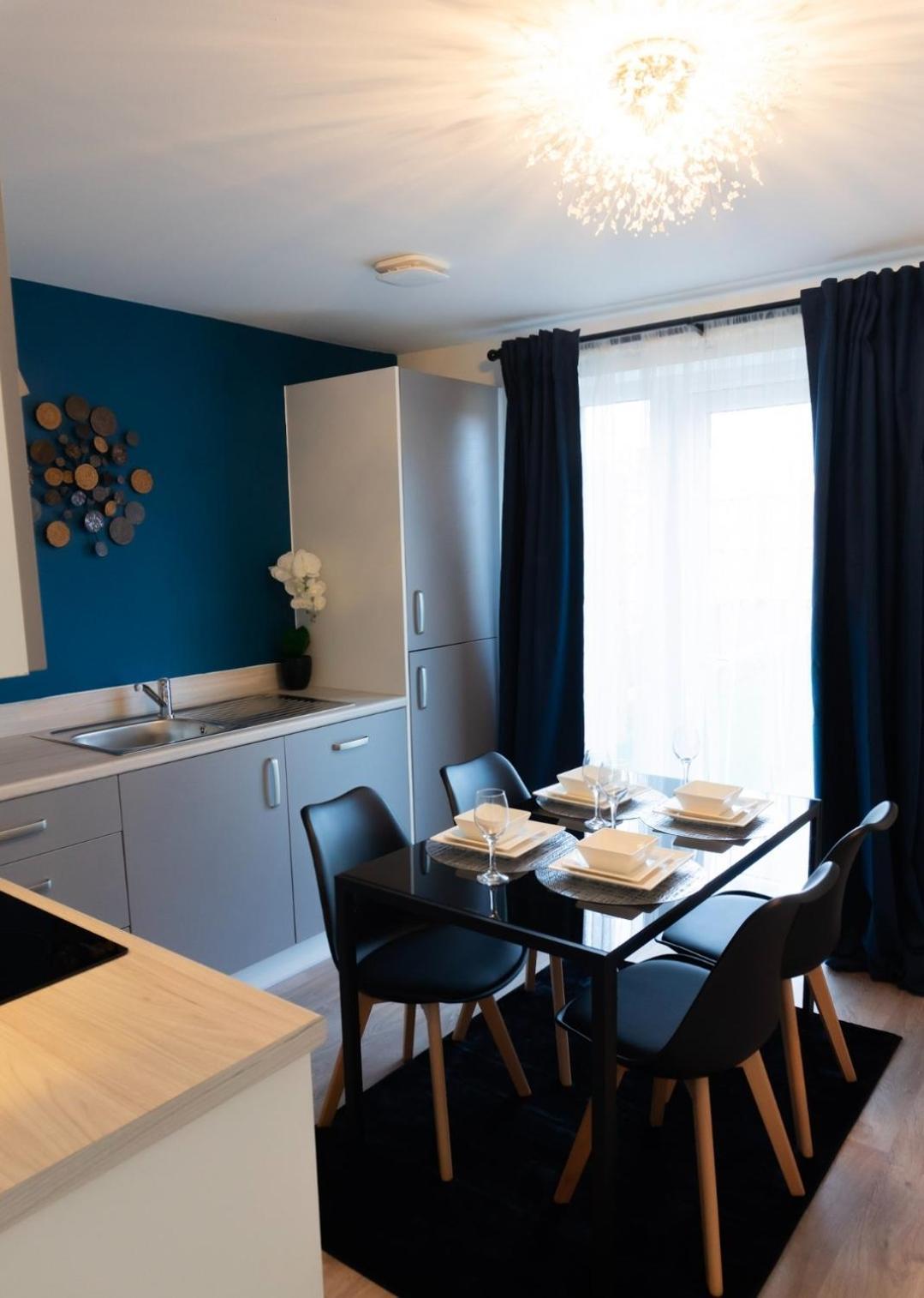 Stylish House With Private Parking