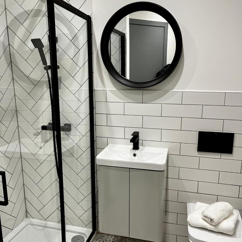 1 Bed In West End Apartment *