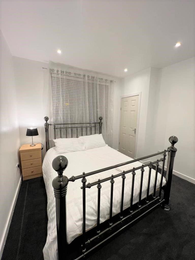 Lovely 2 Bed Close To Silverburn Mall
