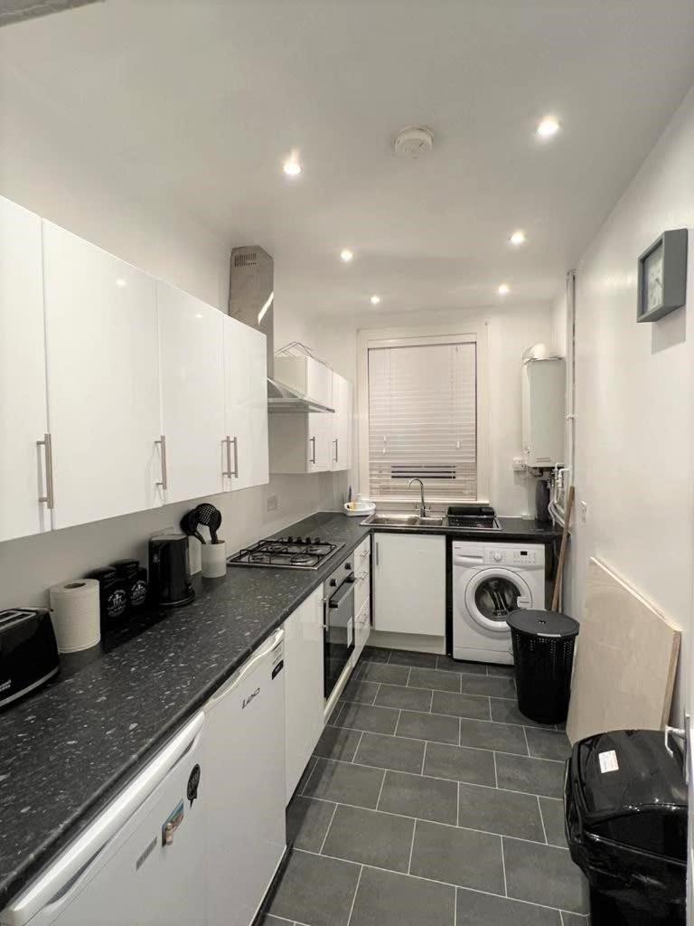 Lovely 2 Bed Close To Silverburn Mall Apartment Glasgow