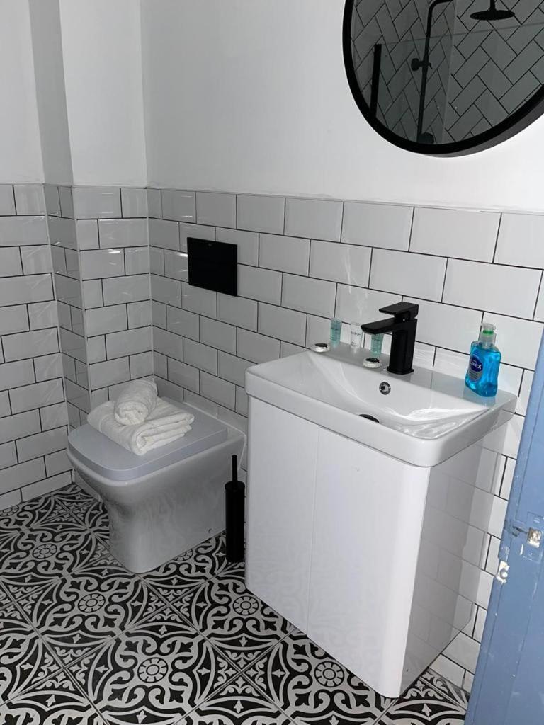 Stunning 1 Bed In West End Apartment *