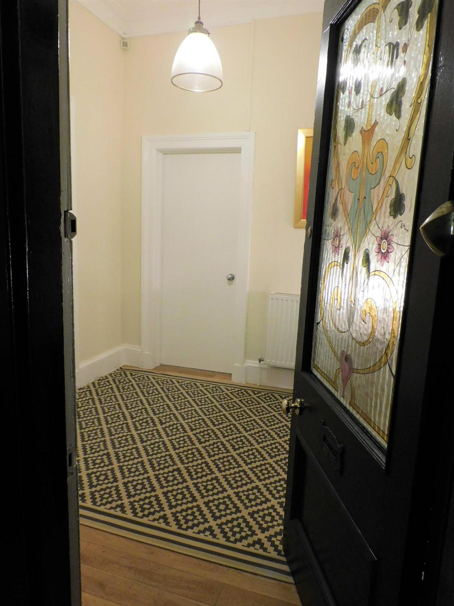 Beautiful & Spacious 2 Bed In West End *