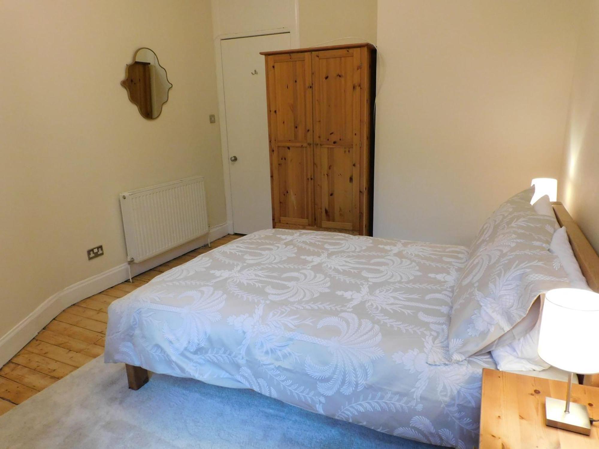 Apartment Beautiful & Spacious 2 Bed In West End